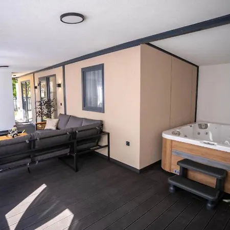 Lux Mobile Homes - Two Bedroom With Private Hot Tub Aurora