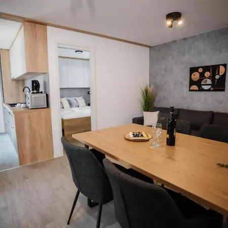 Lux Mobile Homes - Two Bedroom With Private Hot Tub Aurora 沃迪切