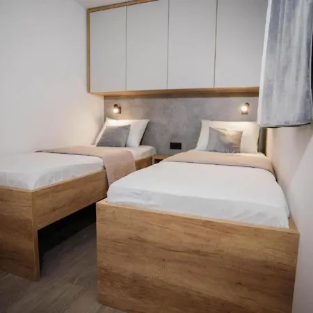 Lux Mobile Homes - Two Bedroom With Private Hot Tub Aurora * 沃迪切