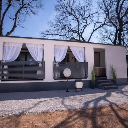 Lux Mobile Homes - Two Bedroom With Private Hot Tub Aurora *