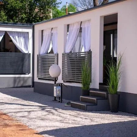 Lux Mobile Homes - Two Bedroom With Private Hot Tub Aurora 度假居